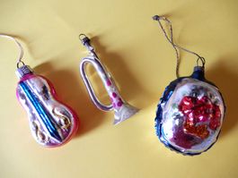 Alter Weihnachtsschmuck, Musikinstrument und Obstkorb