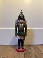 Nussknacker Soldat mit Pickelhaube Holz grün