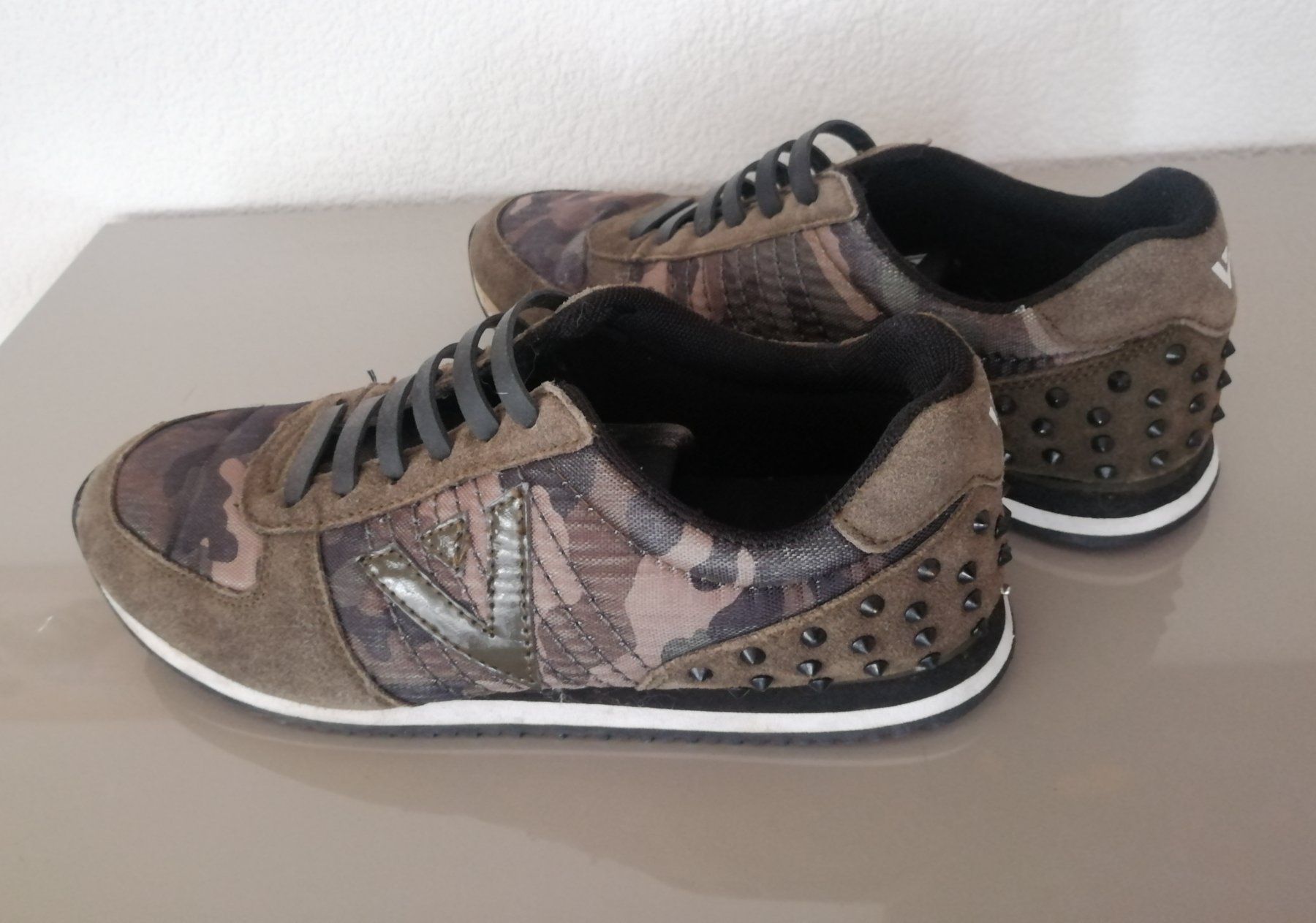 Herrenschuhe: Sneakers camouflage mit Nieten Gr. 39 – Gebraucht aus Mosnang von creativist