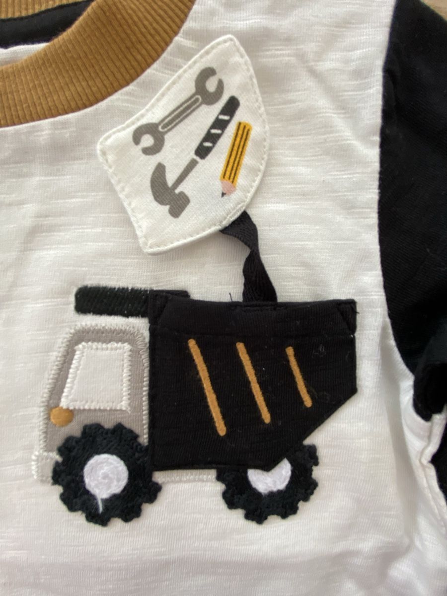 Next Maglioni & Felpe: Tolles Jungen Langarmshirt "Bauarbeiter" Gr. 86 – Nuovo e nell'imballaggio originale da Fischbach-Göslikon venduto da ZUTTEL 1