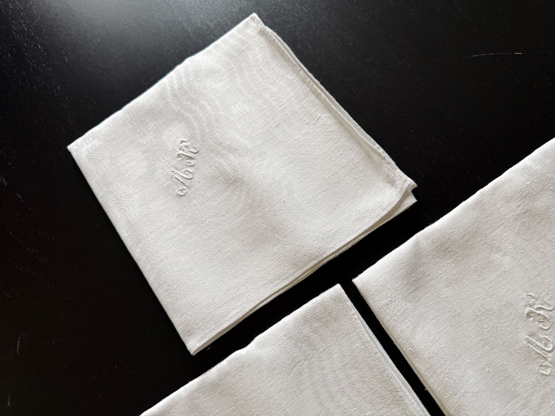Tovaglioli: 3er Set Vintage Stoffservietten, Weiss mit Monogramm MK – Usato da Erstfeld venduto da Mario_boe0 1
