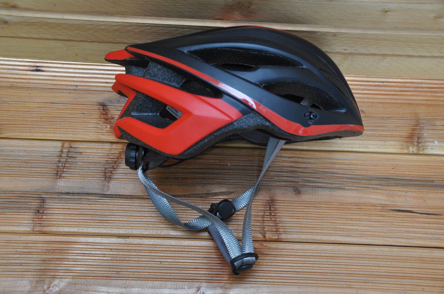 Caschi: Fahrradhelm schwarz-rot - NEU – Nuovo (secondo la descrizione) da Winterthur venduto da juve1972