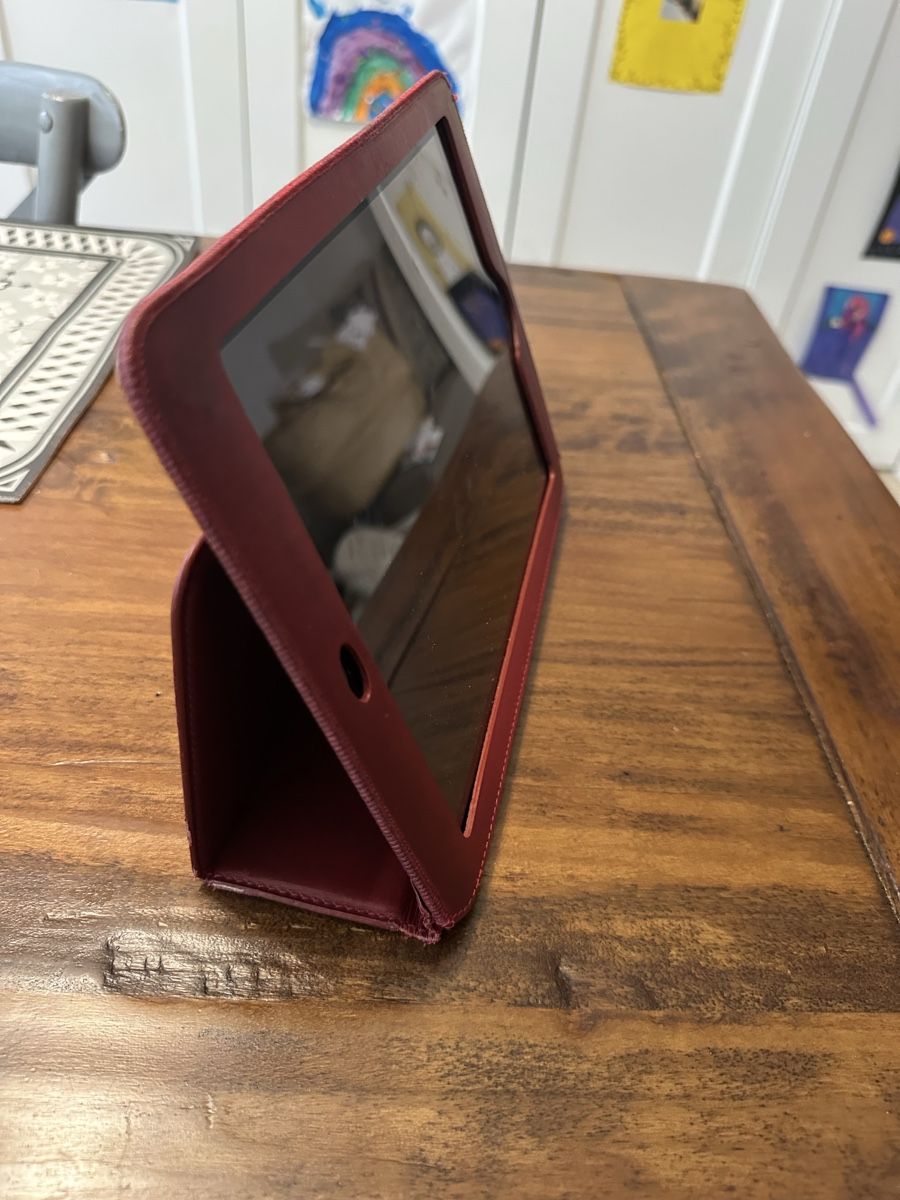Apple Tablet PC: iPad Air Wi-Fi, 32GB mit rotem Leder-Case – Usato da Bern venduto da Moret 2