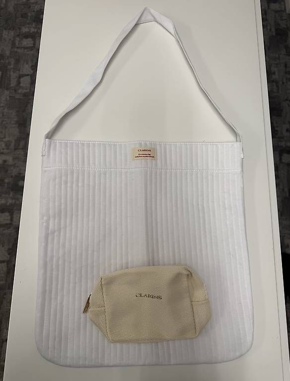 Borse da donna: Clarins Bag + Pouch both Brand New! – Nuovo (secondo la descrizione) da Zürich venduto da Vera_Ma 1