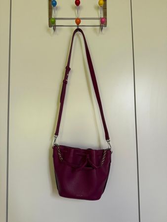 BALLY Handtasche Beuteltasche Leder Aubergine neuwertig
