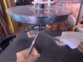 Salontisch aus Wagenrad, Holz + Metall