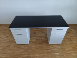 Schreibtisch weiss mit Korpus und schwarzer Glasplatte