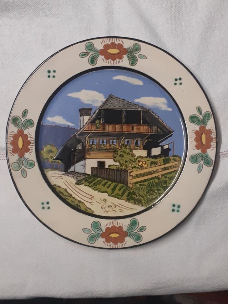 Assiettes: Keramikteller mit Bauernhaus – D'occasion à Muri b. Bern par Bernik