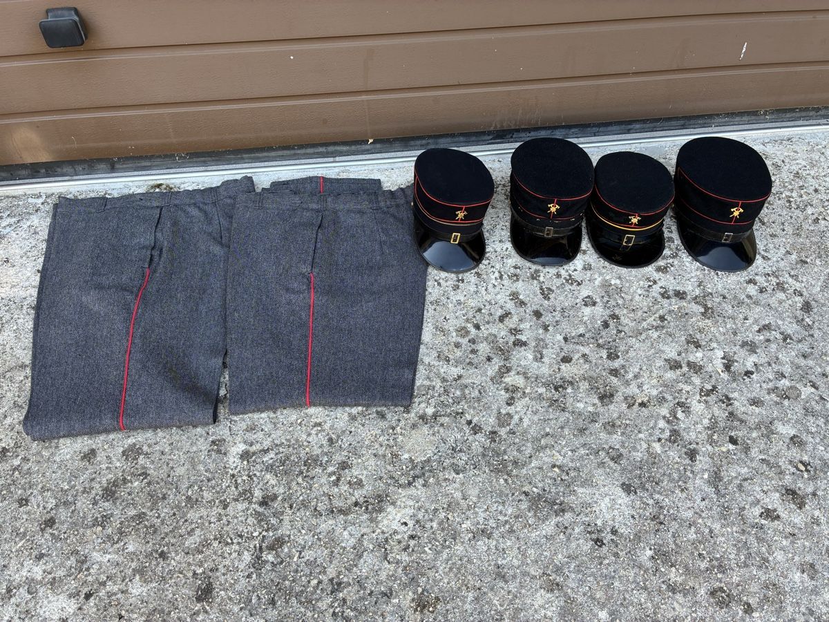 Uniformen: Lot divers habits de pompier  – Gebraucht aus Les Bayards von Mutz51 1