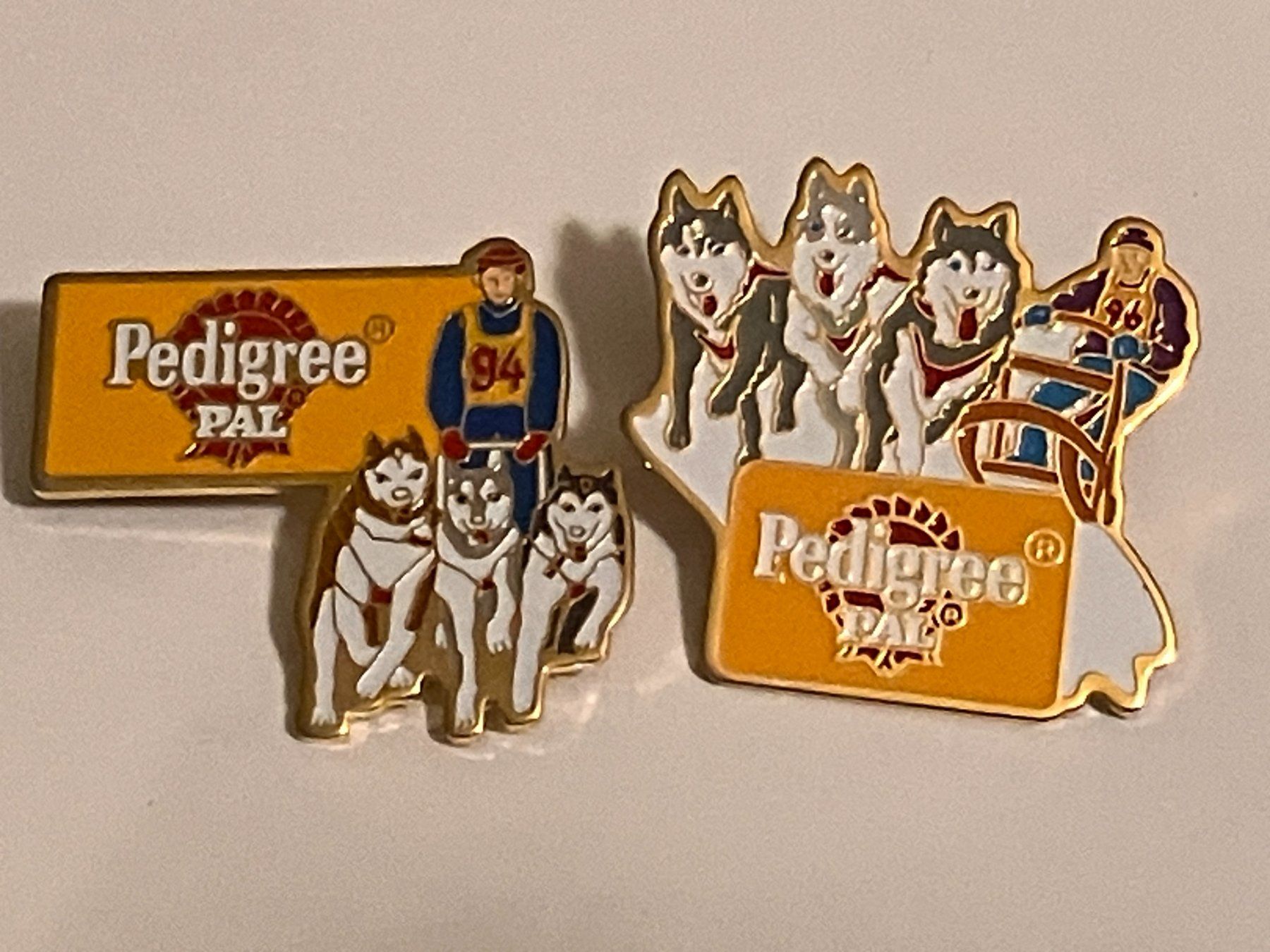 Placchette & Badge: 2 Pin Pedigree Pal Schlittenhunde – Usato da Basel venduto da djwwpp