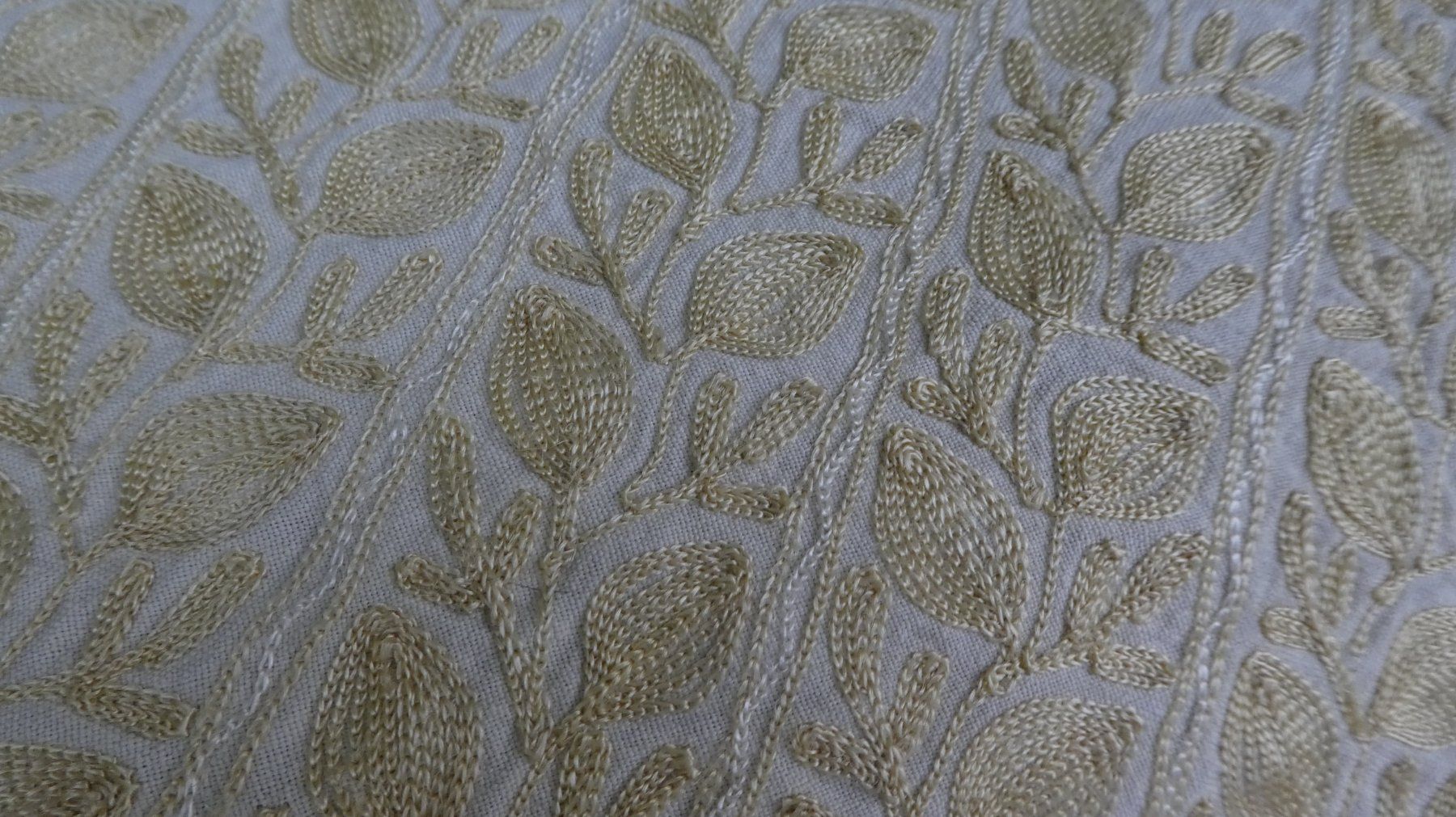 Tessuti: älteres Stoffstück mit Blumenmuster creme/beige – Usato da Diessenhofen venduto da Hundeseele