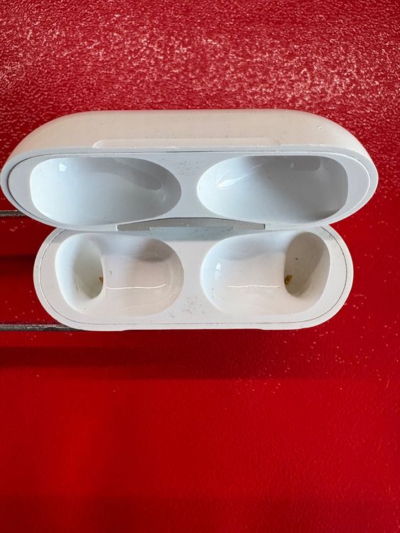 Apple AirPods Pro 1 charging case. 3