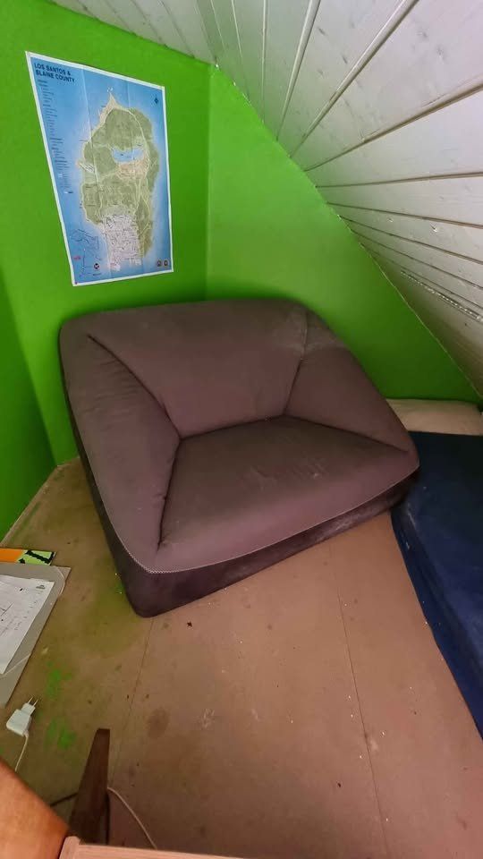Divani: Canapé et pouf en daim – Usato da Pully venduto da Arkasia_8