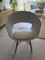 Moderner Schalenstuhl mit Armlehnen – Weiss / Holz