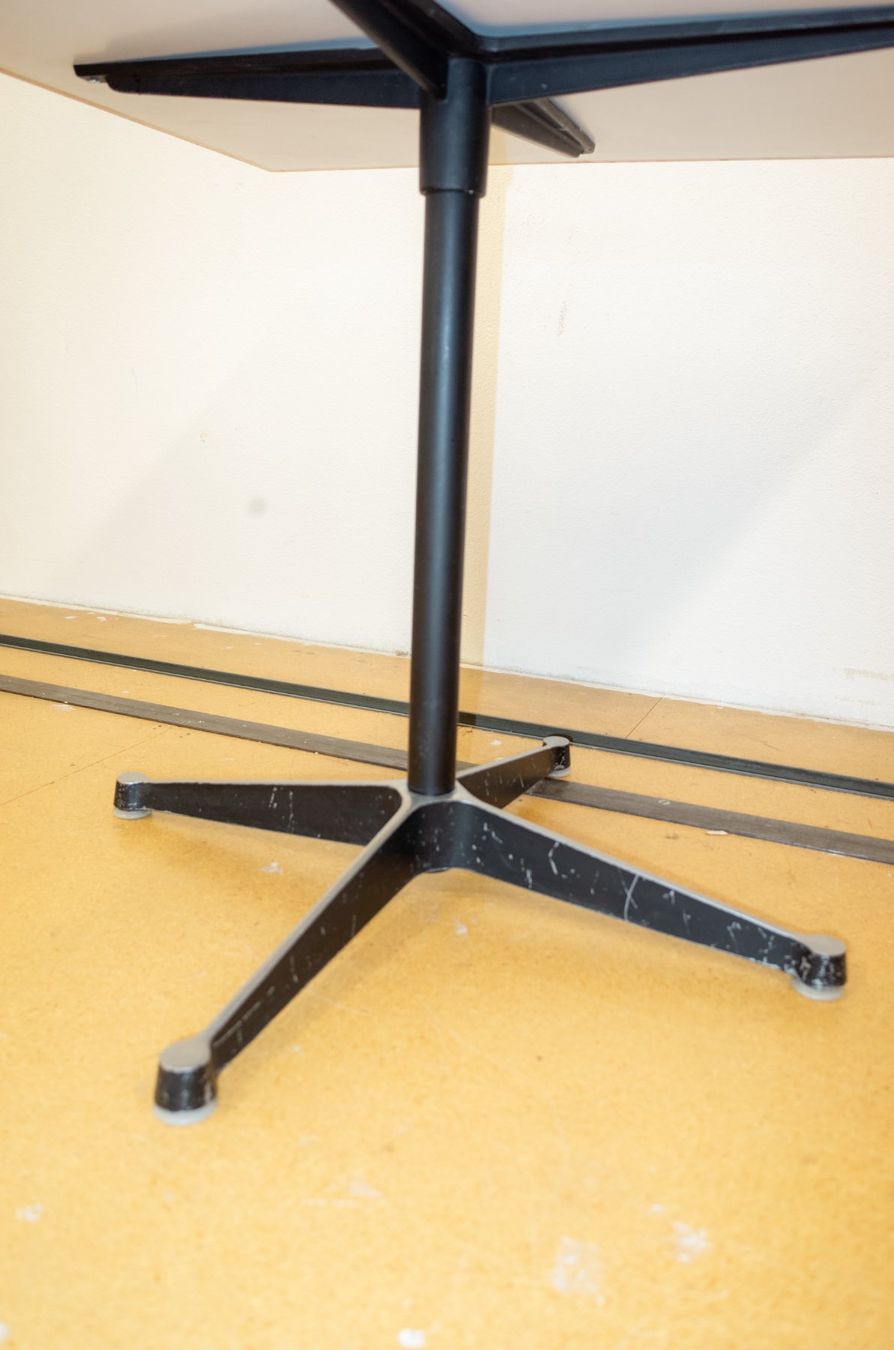 Eames Tables: Eames-Contract-Tisch – D'occasion à Basel par GEMEINE_BRENNESSEL 4