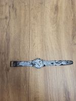 Swatch Uhr Drachenmotiv schwarz weiss