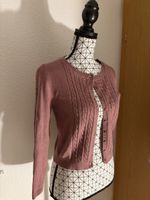 Rosafarbene Strickjacke mit Zopfmuster