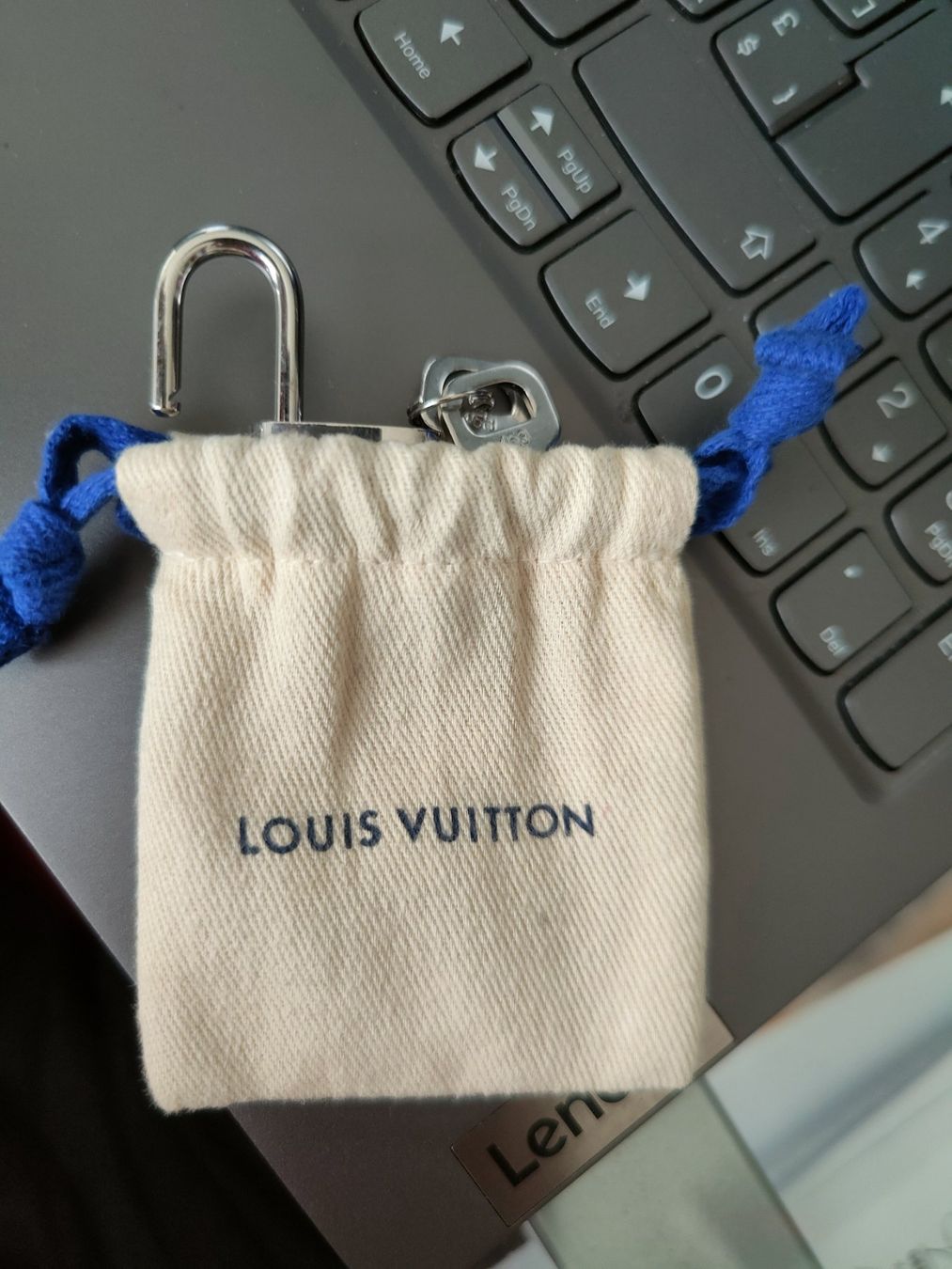 Schlösser: LOUIS VUITTON VORHÄNGESCHLOSS – Neu und originalverpackt aus Winterthur von der-SIMER 1
