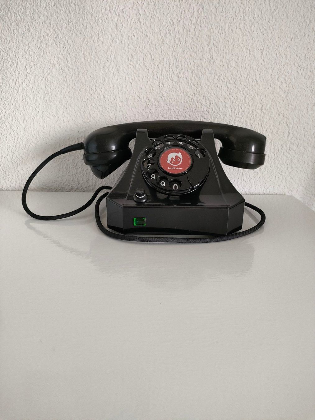 Telefoni: Dekoratives Schweizer Telefon mit Erd-Taste schwarz – Usato da Dietikon venduto da Branquinha1981