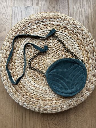 Sac rond en daim vert sapin avec chaîne - Charlye Lou - 45 c
