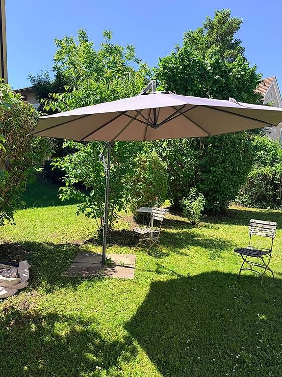 Sonnenschirme: Grosser Sonnenschirm, taupe/graubeige – Gebraucht aus Schlieren von mikestaal