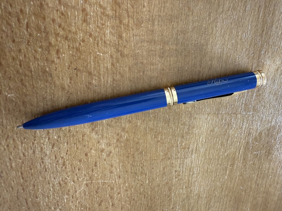 Stifte & Marker: Stylo Hotel Ritz Paris bleu et doré - Élégance et précision – Gebraucht aus Lausanne von Stephaniesdressing 4