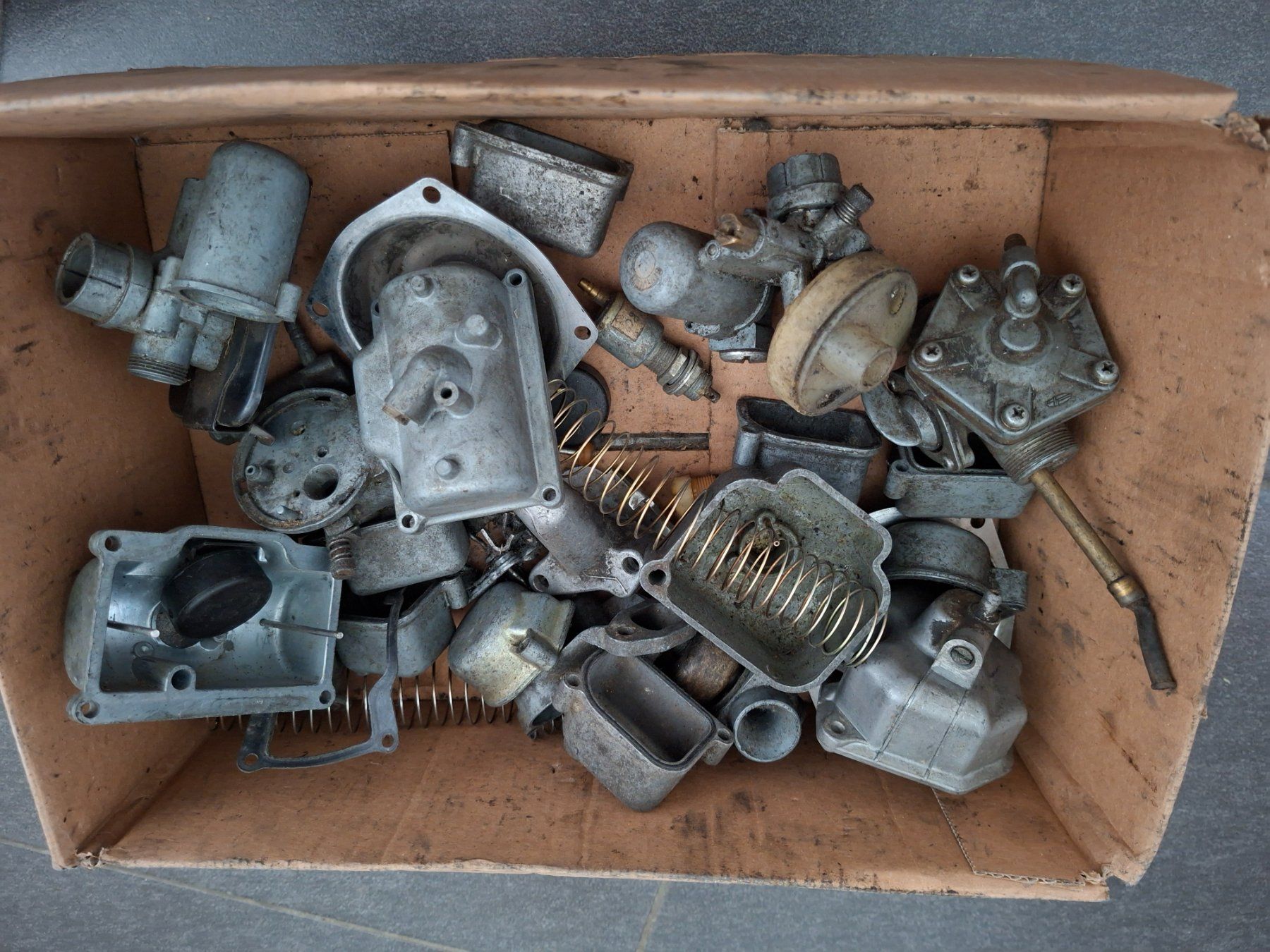 Parti ricambio per ciclomotori: Vergaser Teile Konvolut für Oldtimer Motorräder oder Mofas – Usato da Lyss venduto da toe_68qb 1