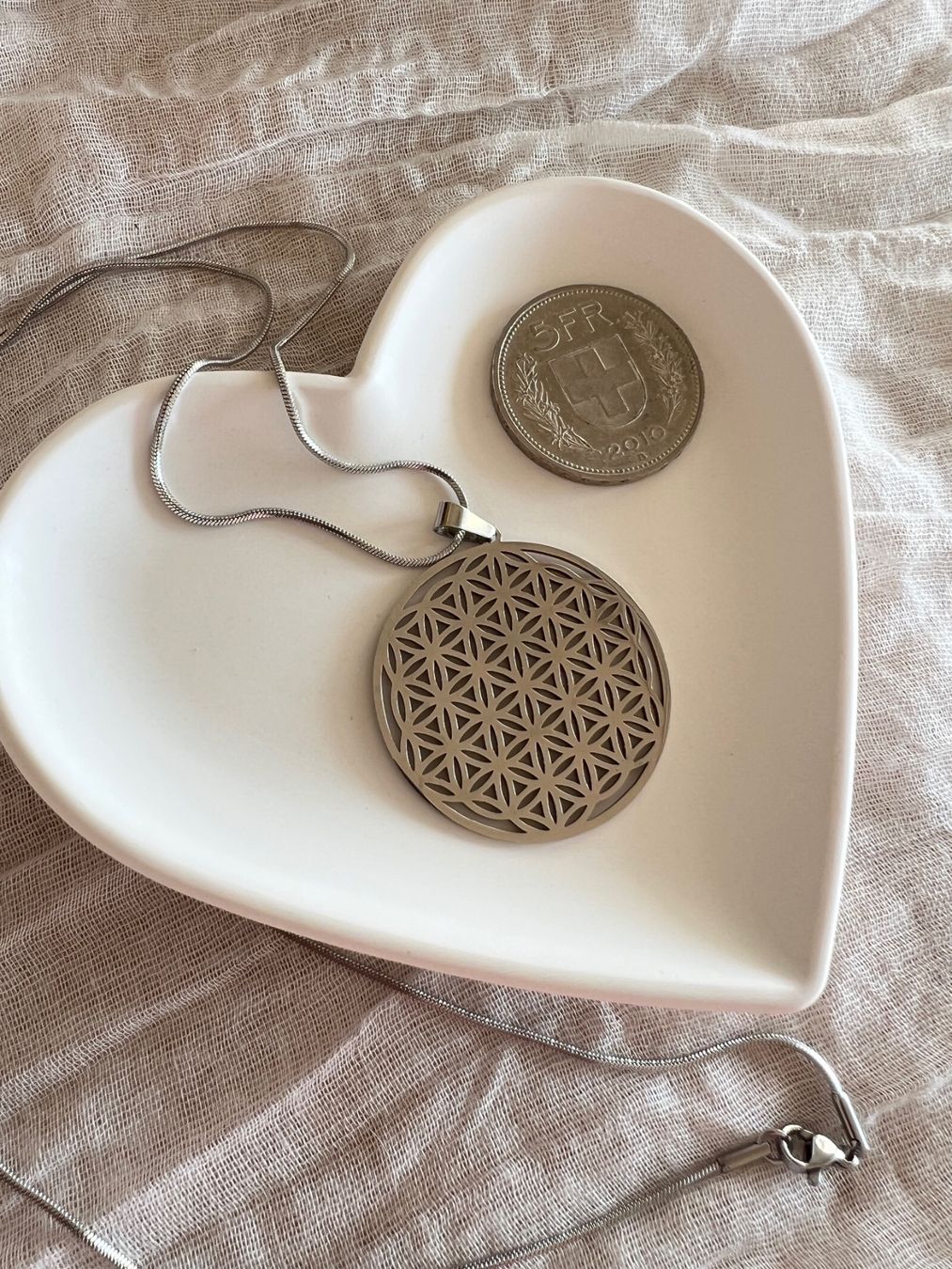 Ciondoli: Pendentif fleur de vie sur long collier – Nuovo e nell'imballaggio originale da Pully venduto da sunaddict 1