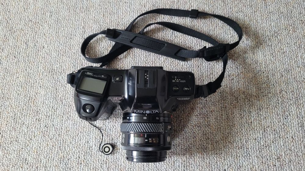 Minolta Fotocamera: Minolta Dynax 7000i mit Blitzgerät und Objektiven. – Usato da Aarwangen venduto da Striezi01 1