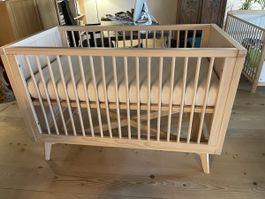 Wunderschönes Babybett aus Massivholz 