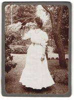 Fotografie junge Frau mit einer Dohle / 