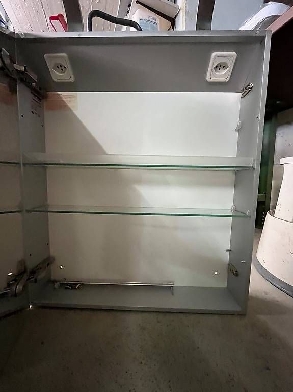 Armoires miroirs: Spiegelschrank – D'occasion à Dallenwil par cor_9fl6 1