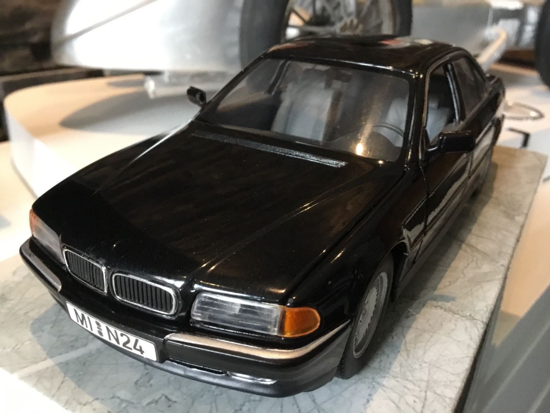 BMW Modellini d'auto: BMW 740 i im Massstab 1:24 – Nuovo e nell'imballaggio originale da Erlenbach im Simmental venduto da Model_box