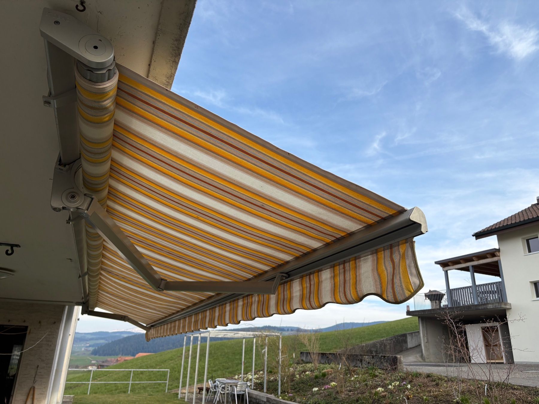 Markisen: Sonnenschutz Knickarmstore, elektrisch – Gebraucht aus Burgdorf von Bluedoc7