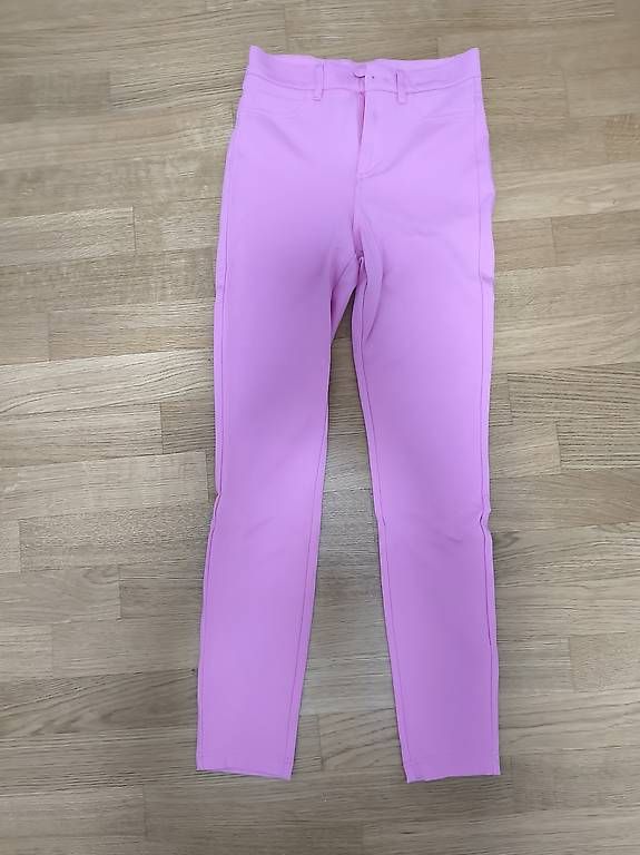 Pantalons: GUESS rosa Hose in Gr. 26 – D'occasion à Egg b. Zürich par Alexandra_Frei 1