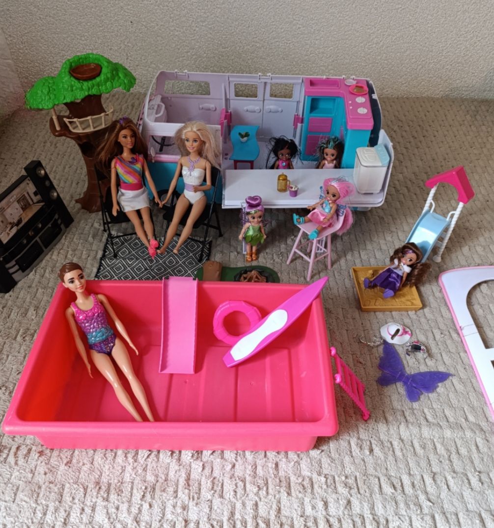 Poupées: Barbies mit Camping Auto & Ferien-Set – D'occasion à Zürich par carmainez