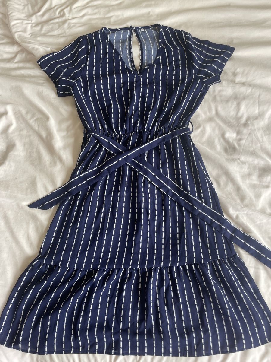 Shein Vestiti: Dunkelblau gestreiftes Kleid mit Gürtel, Grösse M – Nuovo (secondo la descrizione) da Rafz venduto da Bina261