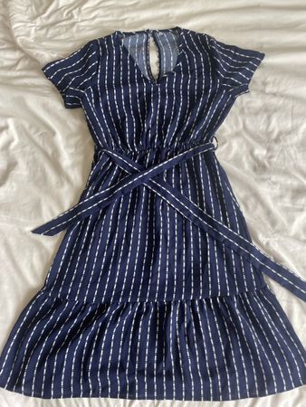 Dunkelblau gestreiftes Kleid mit Gürtel, Grösse M
