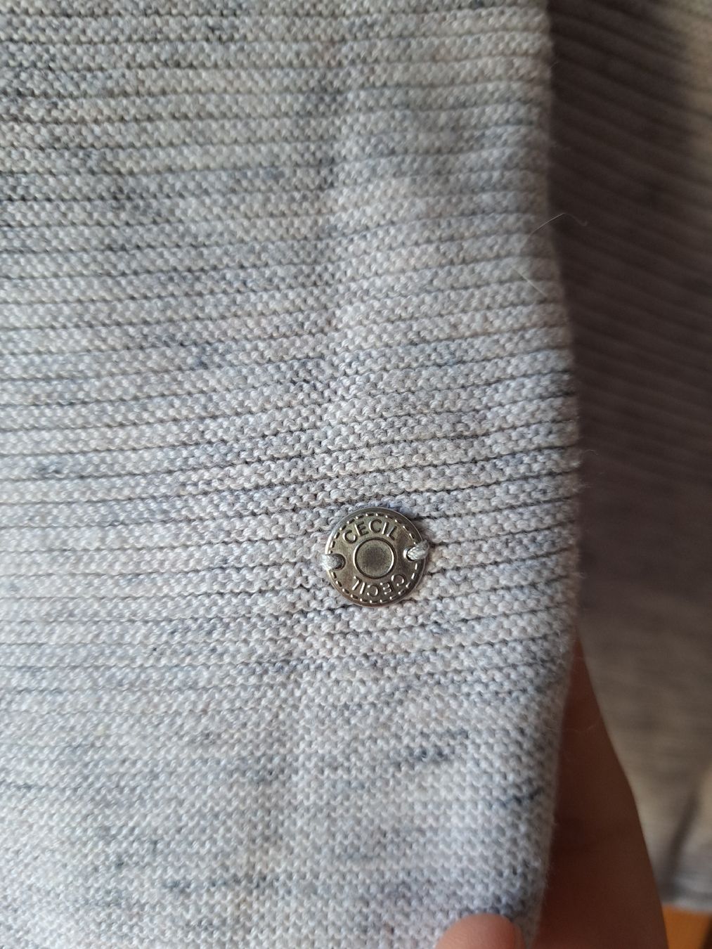 Maglioni & Felpe: Hellgrauer Baumwollpullover – Locker & Stylisch – Usato da Taverne venduto da SelenaR. 4