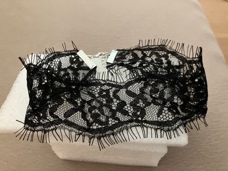 Schwarzes Spitzen Halsband Choker mit floralen Ausfräsungen