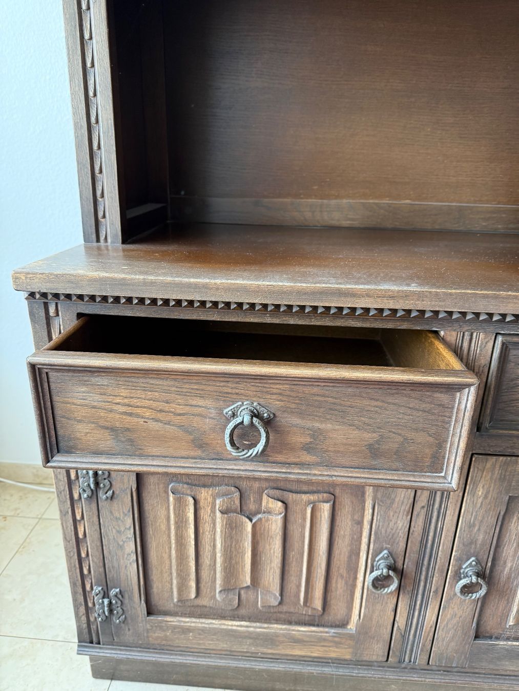 Vetrine: Massiver Eichen-Vitrinenschrank im Tudor-Stil – Usato da Itingen venduto da uhu777 3
