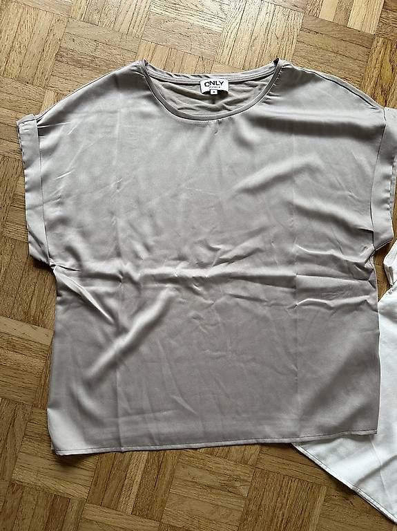T-shirt: 2 T-Shirts gerader Schnitt weiß & beige Gr.M  – Usato da Stäfa venduto da DearDarling 3
