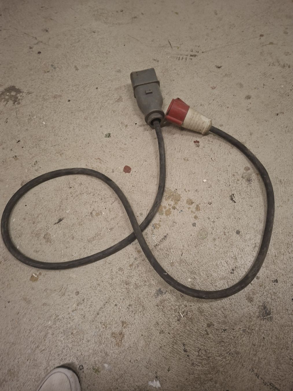 Stromzufuhr: Drehstrom-Adapterkabel – Gebraucht aus Spreitenbach von madmex 3