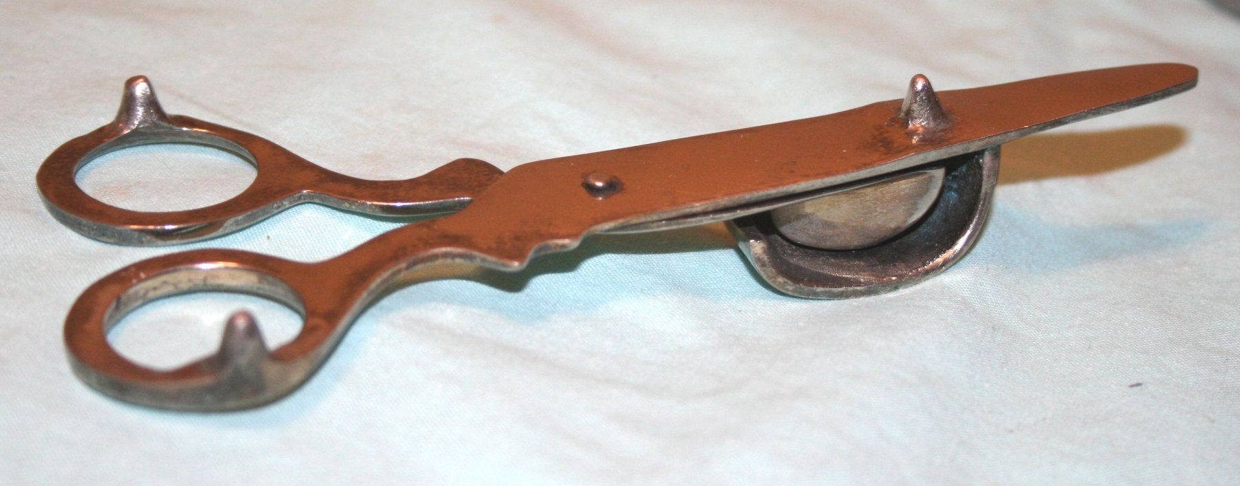 Tutti gli attrezzi: Antike Kerzenschere (Dochtschere) versilbert oder so. – Usato da Cadenazzo venduto da Mikeshop 5