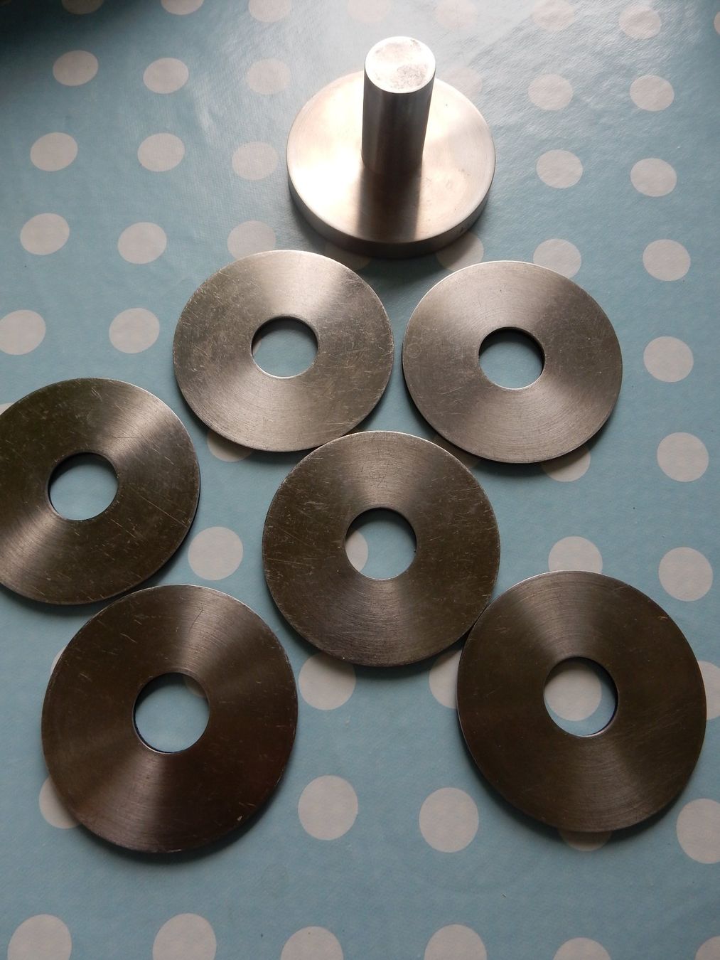 Sottobicchieri: 6 Design Untersetzer Metall Glasuntersetzer mit Halter – Usato da Jona venduto da simongarden 1