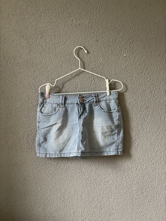 Mini jupe en jean rayée bleu et blanc bon etat
