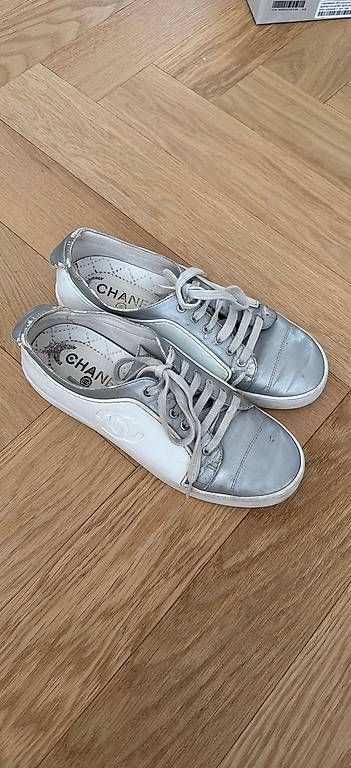 Scarpe da donna: Chanel Turnschuhe mit Gebrauchsspuren  – Usato da Roggwil venduto da est_r5x7