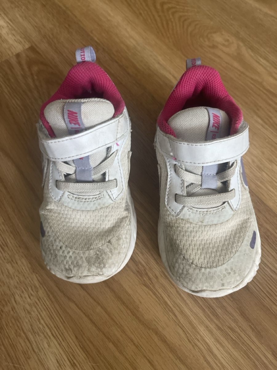 Nike Scarpe da uomo: Nike Revolution Sneaker Grösse 26 – Usato da Suhr venduto da RIE83