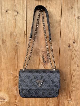 Guess Handtasche / Schultertasche mit Kette neuwertig
