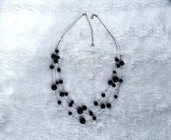 Kette mit schwarze Steine